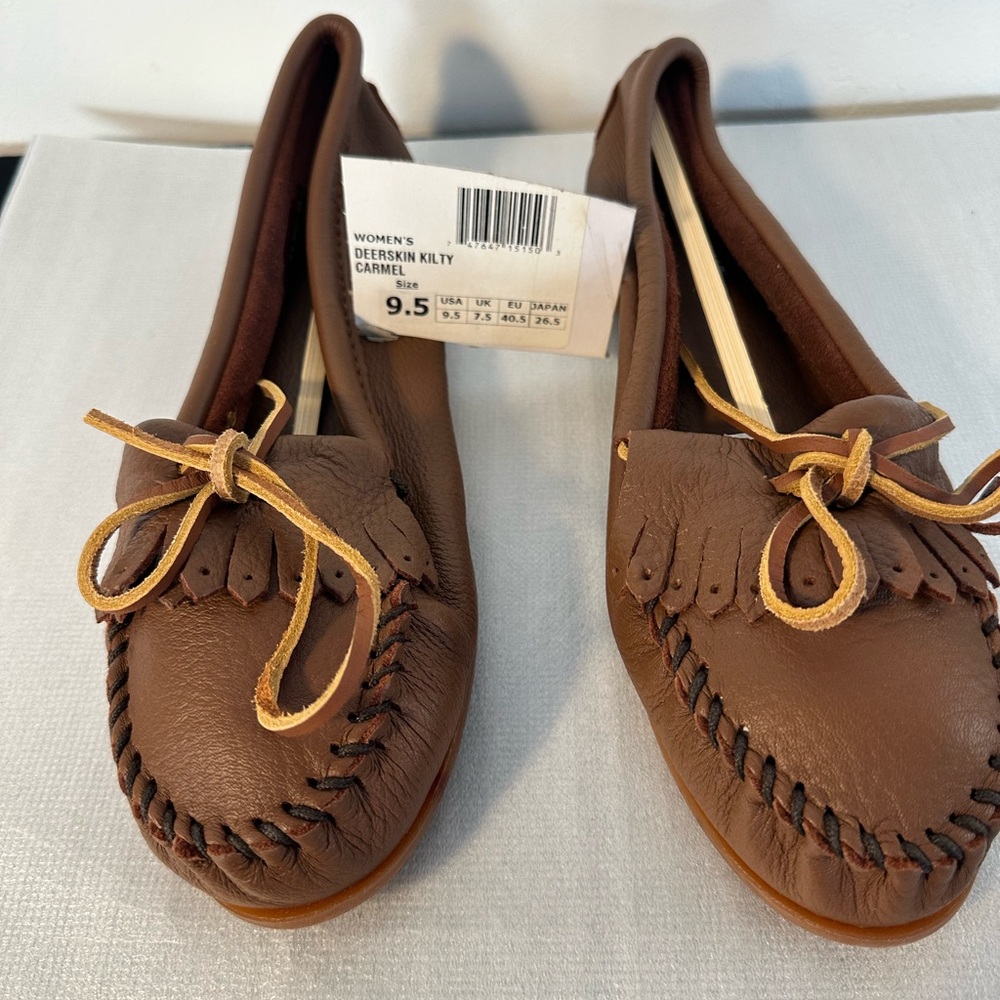 Minnetonka Women's deerskin Carmel colored. Moccasins
B78